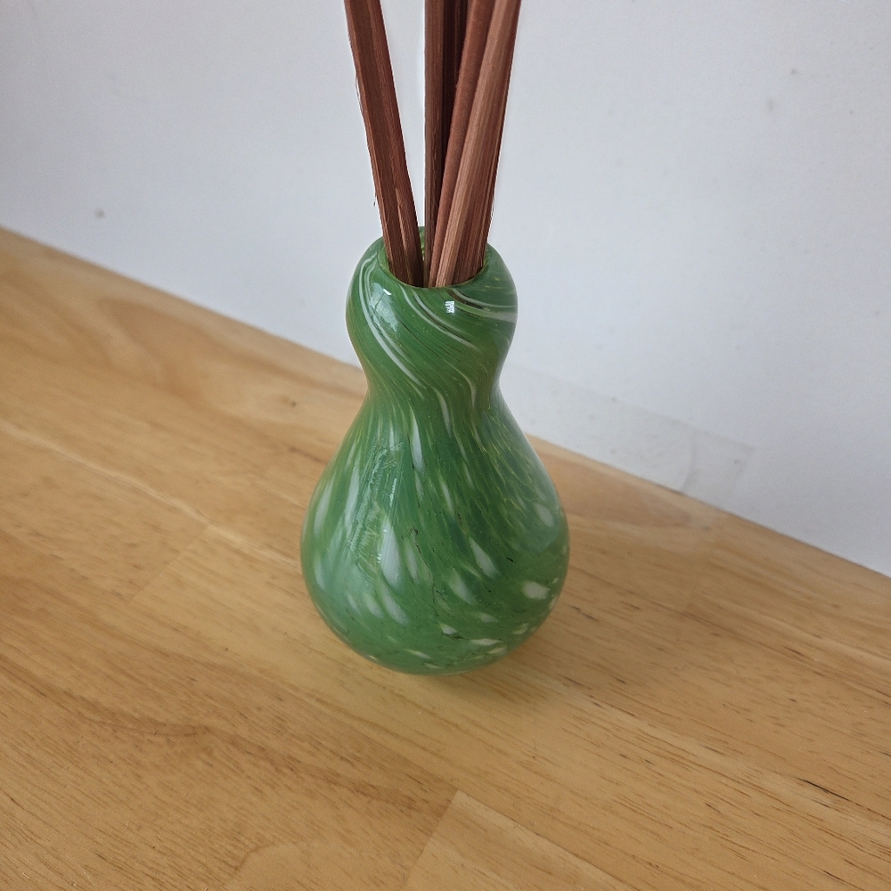 Green Swirled Glass Reed Diffuser - Picture 5 of 5